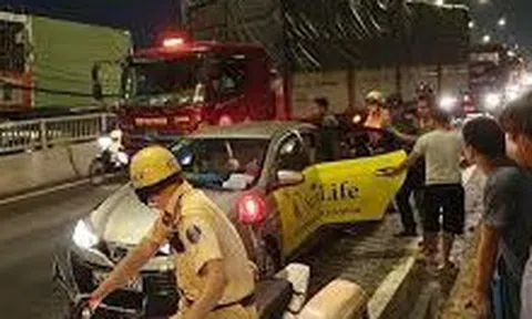 Tai nạn liên hoàn 8 ô tô trên cầu vượt An Sương, 2 tài xế mắc kẹt kêu cứu